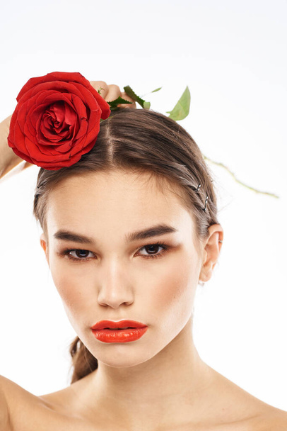 encantadora menina morena com maquiagem em seu rosto e uma rosa vermelha em sua mão - Foto, Imagem