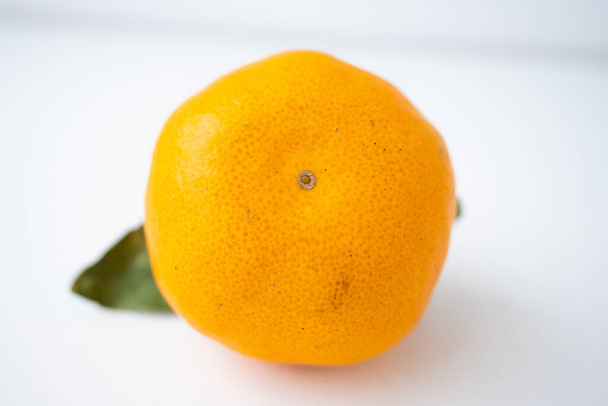 Photo mandarin orange fruit citrus with leaves, a treat for the water holiday. Natural mitamins - 写真・画像