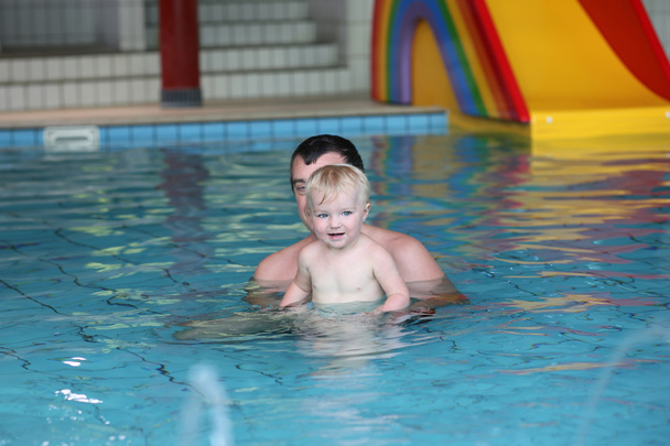 Papa az oktatási baba úszni a medence - Fotó, kép