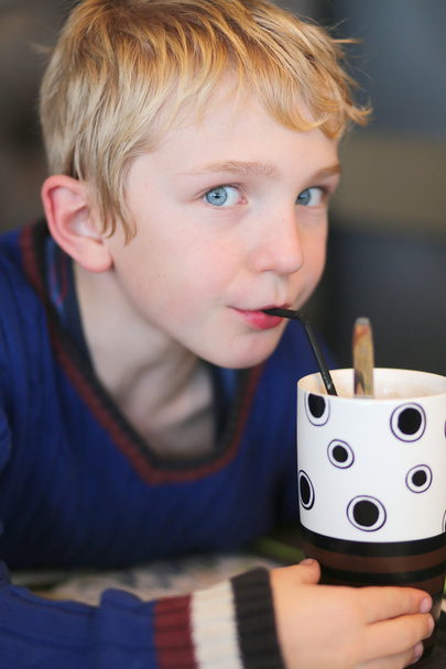 Boy drinking milkshake cocktail - Фото, изображение