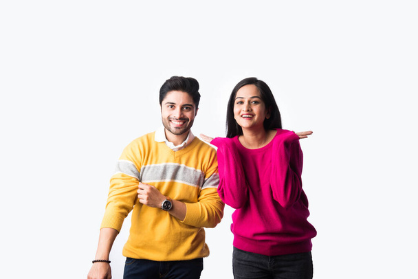 asiatico indiano coppia indossa colorato caldo maglione o lana inverno panni in piedi isolato su bianco sfondo - Foto, immagini