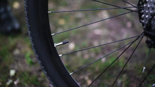 close-up da tampa em uma bicicleta, mãos masculinas remover a tampa do pneu - Filmagem, Vídeo