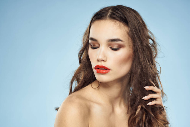 Brunette alasti hartiat punaiset huulet muodikas kampauksen sininen tausta - Valokuva, kuva