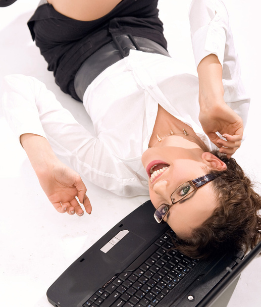 szczęśliwy młoda kobieta z laptopa na podłodze - Zdjęcie, obraz