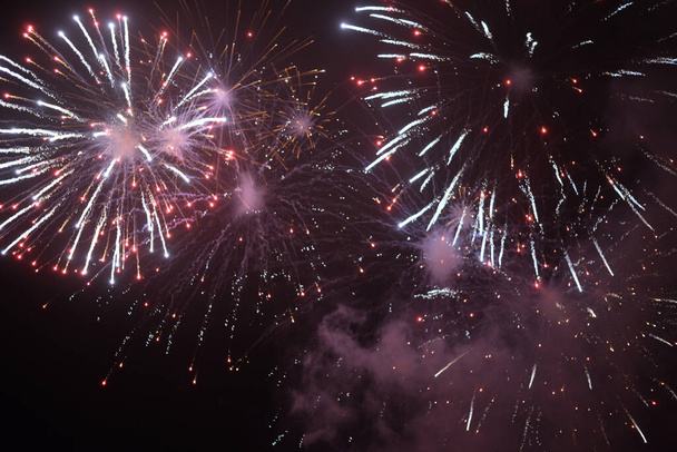 Foto de um fogos de artifício coloridos brilhantes em um céu negro - Foto, Imagem