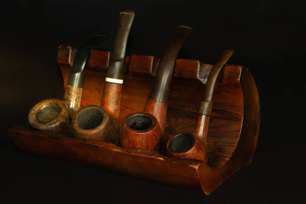 Tubos de tabaco de madeira natural para fumar em um expositor de madeira. Presentes para ele ou para ela. - Foto, Imagem
