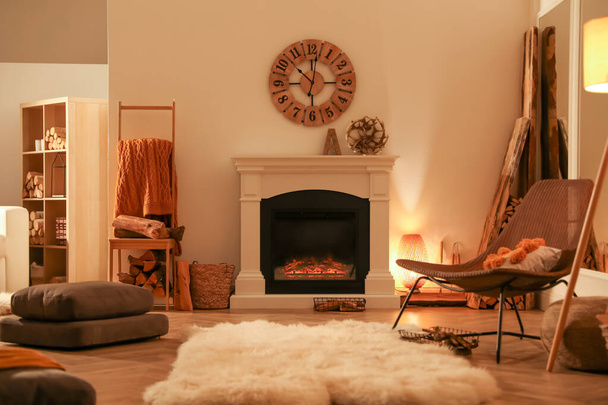Belle vue sur le salon confortable intérieur avec cheminée - Photo, image