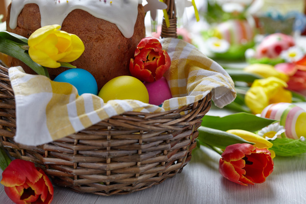 Kakku ja värikkäät munat pääsiäisenä
 - Valokuva, kuva