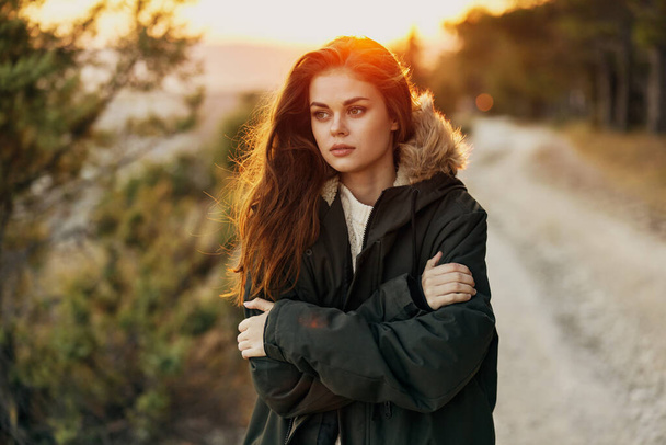mujer en una chaqueta al aire libre frescura estilo de vida y aire fresco - Foto, imagen