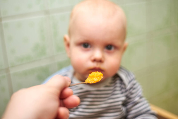 Un bambino con la bocca chiusa non vuole mangiare - Foto, immagini