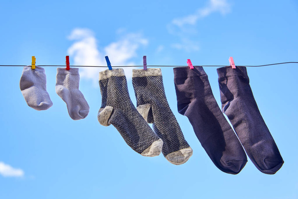 A ruhaszárítón szárítsd meg az egész család zokniját a kék, tiszta ég ellen. - Fotó, kép