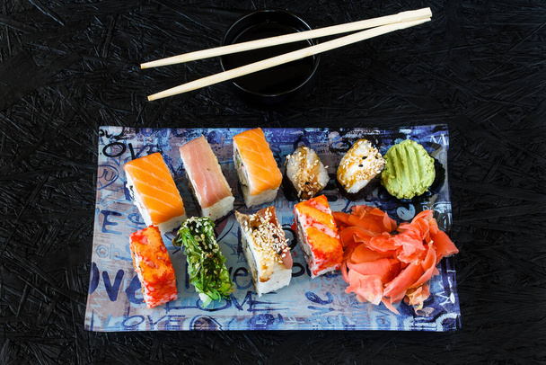 Sushi. Rollen. Nigiri. Maki. Sushi Set - Foto, afbeelding
