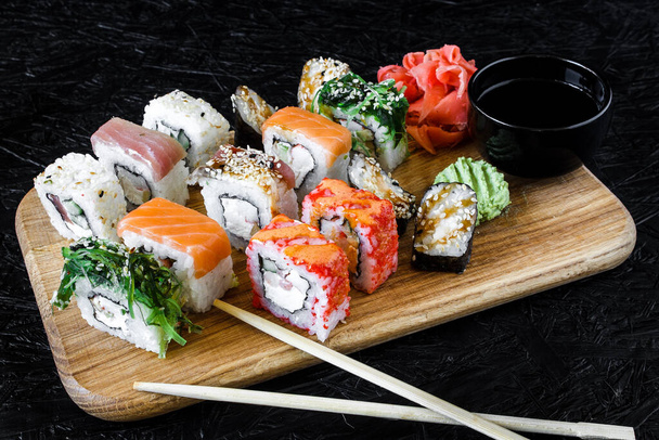 Sushi. Rolls. Nigiri. Maki. Set de sushi - Foto, imagen