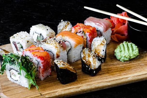 Sushi. Rolos. Nigiri. Maki. Conjunto de sushi - Foto, Imagem
