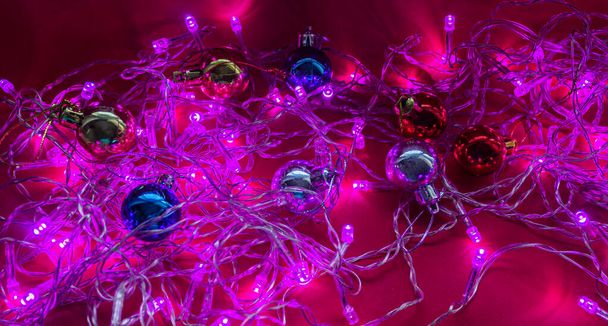 Guirlande de Noël en lumière violette avec des jouets de nouvelle année - Photo, image
