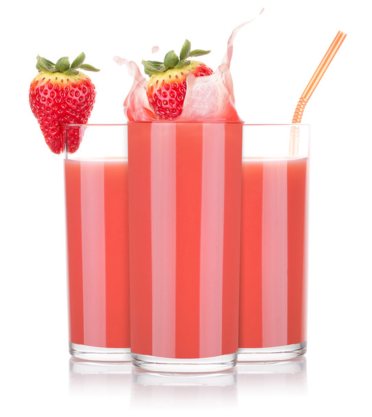 Smoothies of strawberry in glass with splash - Foto, afbeelding