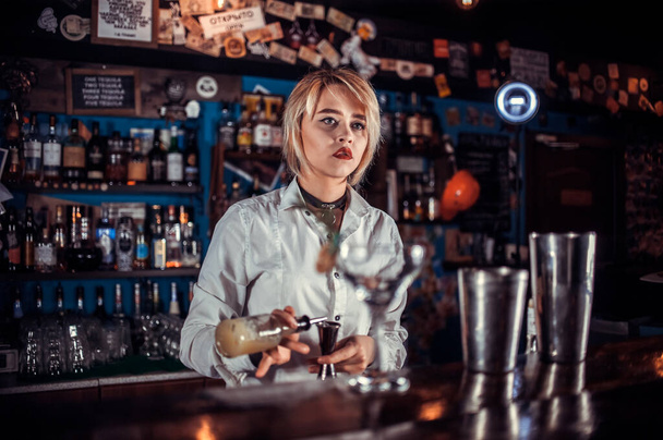 Mädchen Barmann formuliert einen Cocktail auf dem Schankraum - Foto, Bild