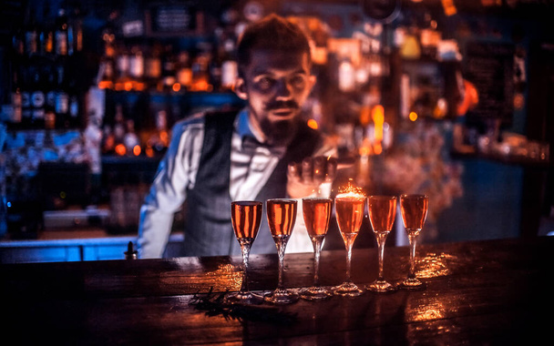 Młody barman miesza koktajl   - Zdjęcie, obraz