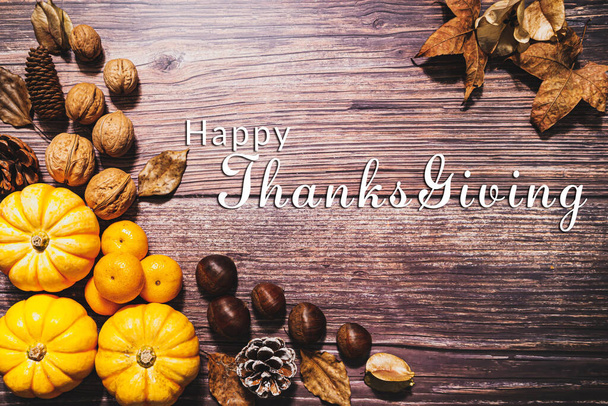 Χαρούμενη Ημέρα Ευχαριστιών με κολοκύθα και καρύδι στο ξύλινο τραπέζι - Φωτογραφία, εικόνα