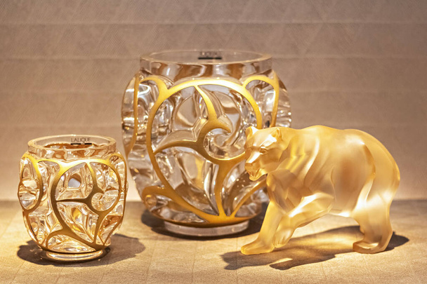 Vergulde decoratieve beer beeldje en glazen bloem vazen - Home decor item - Foto, afbeelding