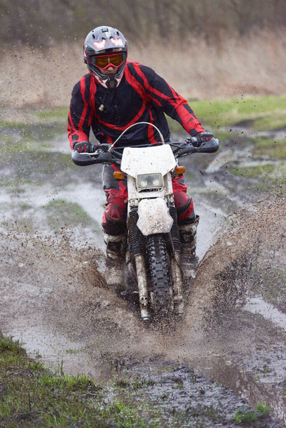 Äärimmäinen kilpa muta radalla mies ammatillinen ratsastus likainen lätäkkö - Valokuva, kuva