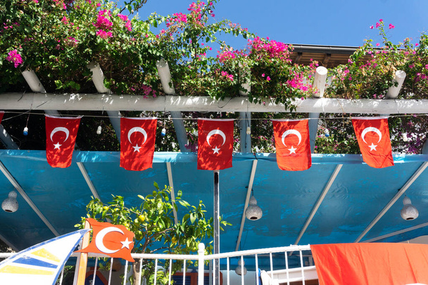 A Török Köztársaság napja. Török zászló díszítéseként a város és a házak az ünnep - Fotó, kép