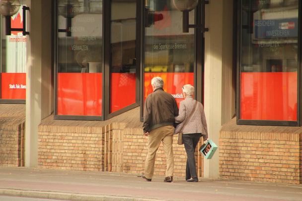 Стареющие люди, гуляющие в парке - Фото, изображение