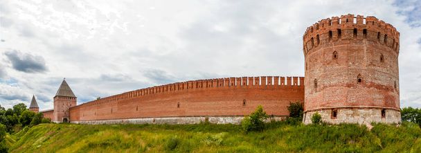 Erődfal és torony Oryol (Gorodetszkaja). Szmolenszk. Oroszország - Fotó, kép