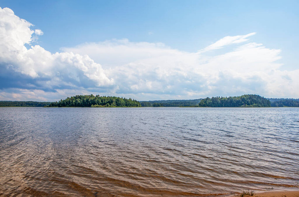 Λίμνη Σαπσο. Το χωριό Przhevalskoe, περιοχή Smolensk. Ρωσία. Ημερομηνία γυρισμάτων 11 Ιουλίου 2020 - Φωτογραφία, εικόνα