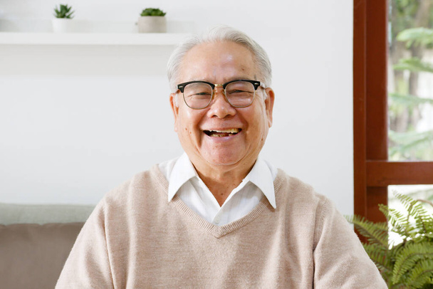 POV Aasian vanha mies videopuhelu virtuaalinen tapaaminen perheen kanssa - Valokuva, kuva
