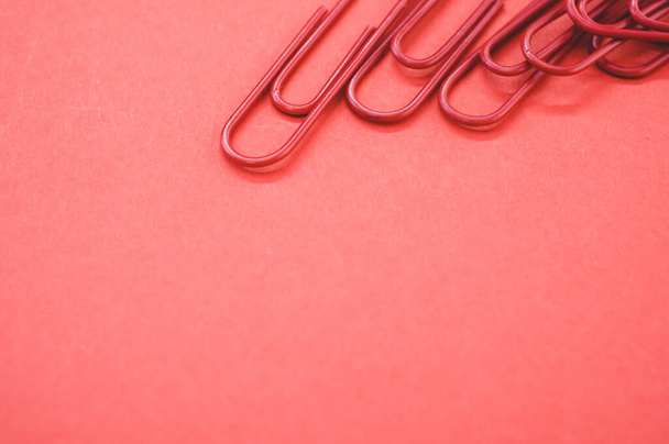 A closeup shot of multicolored paper clips on a piece of paper - Foto, afbeelding