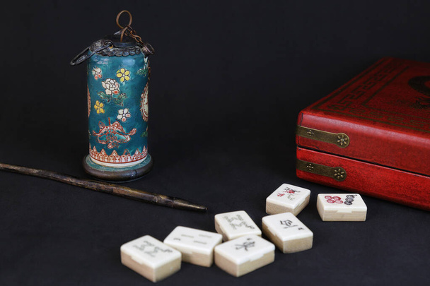 Antica pipa di oppio e altri oggetti cinesi (mahjong e scatola rossa) sullo sfondo nero - Foto, immagini