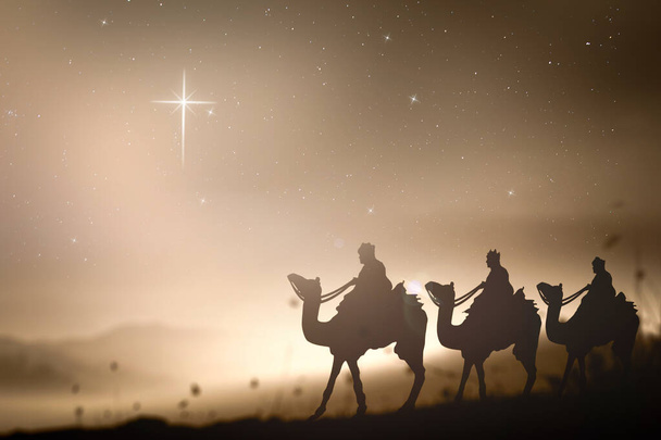 Karácsonyi vallási betlehem koncepció: Három bölcs ember felett csillag kereszt éjjel - Fotó, kép