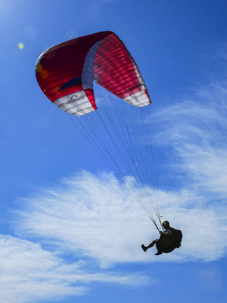 LAKE ILLAWARRA, AUSTRALIA - Oct 04, 2020: Paraglider riding the breeze after lift off on a perfect day - Zdjęcie, obraz