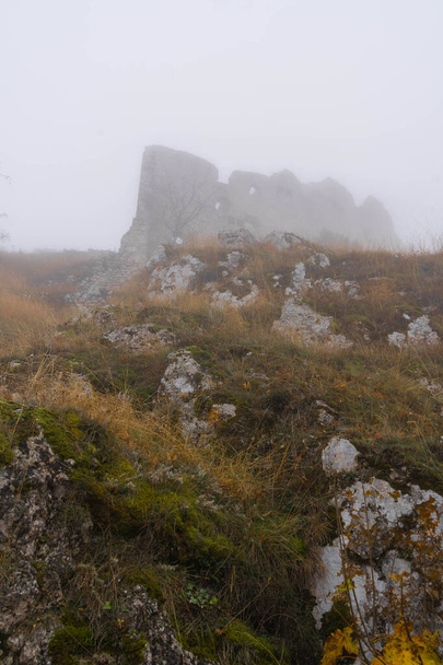 Image of ruins of medieval castle in clouds and fog in Rocca Calascio, Abruzzo, Italy - Foto, Bild