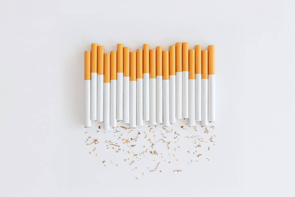 Вид зверху, Сигарети розміщуються на білому тлі, Концепція виходу або без диму, Світ без тютюну
. - Фото, зображення