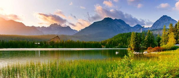 Hermosa vista lago y montaña. - Foto, Imagen