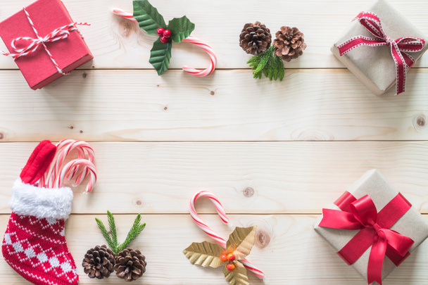 Позаду різдвяного подарунка з червоною коробкою подарунків на білій сосновій деревині для зимового тла X'mas і дизайнерського оздоблення - Фото, зображення