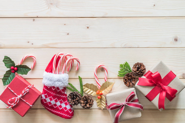 Fondo de regalo de Navidad con caja roja de regalo sobre fondo de madera de pino blanco para X 'mas fondo de vacaciones de invierno y decoración de diseño - Foto, imagen