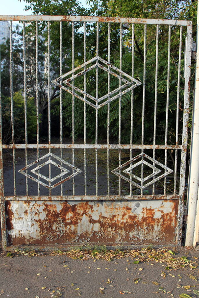 starý kovová brána close-up přirozené světlo - Fotografie, Obrázek