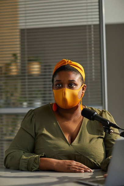 Röportajda maskeli iş kadını - Fotoğraf, Görsel
