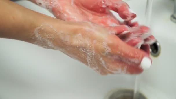 lávese las manos en el lavabo con espuma, limpie la piel. Conceptos de salud y belleza. Medidas básicas de protección contra el nuevo coronavirus. De cerca.. - Metraje, vídeo