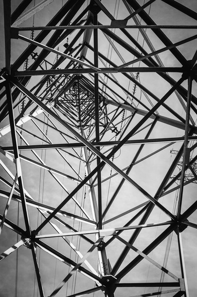 Estruturas de torre de transmissão de energia em preto e branco - Foto, Imagem