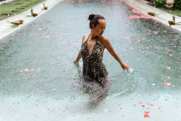 Happy beautiful woman in pool in Bali - Foto, Imagen