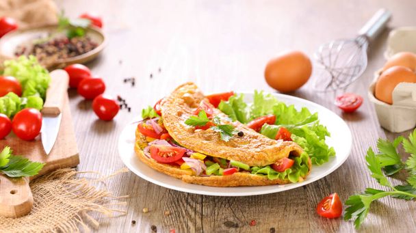 omelet with vegetable and lettuce - Foto, Imagen