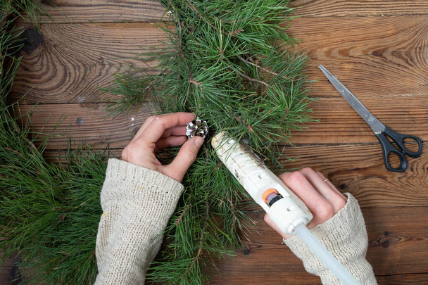 Grinalda de Natal DIY em estilo ecológico de materiais naturais. Instruções, passo 5, colar os cones para a grinalda. - Foto, Imagem