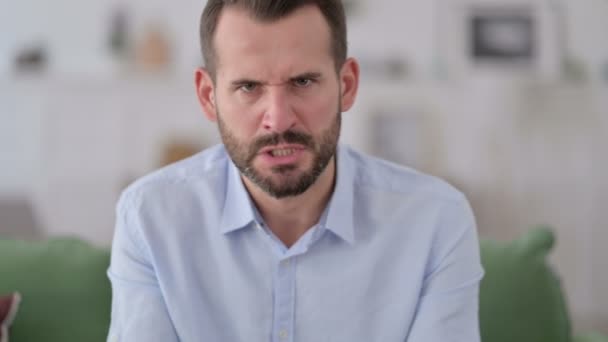Kamera internetowa Widok Angry Man rozmowy podczas rozmowy wideo - Materiał filmowy, wideo