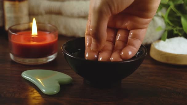 Masážní mistr dělá masáž esenciálním olejem. Koncept lázní a masáží. - Záběry, video
