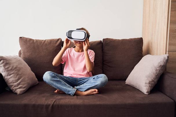 Girl using virtual reality headset - Valokuva, kuva