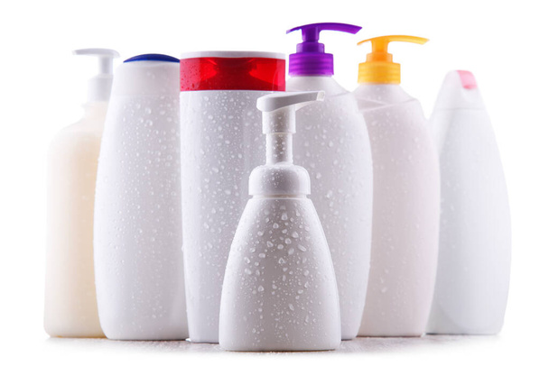 Kunststof contaiers van shampoos en douchegels geïsoleerd op witte achtergrond - Foto, afbeelding